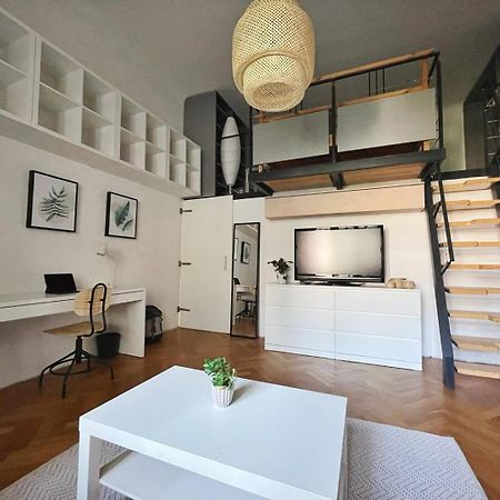 Netradicny Apartman V Centre Bratislava Buitenkant foto