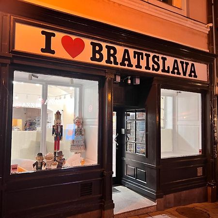 Netradicny Apartman V Centre Bratislava Buitenkant foto