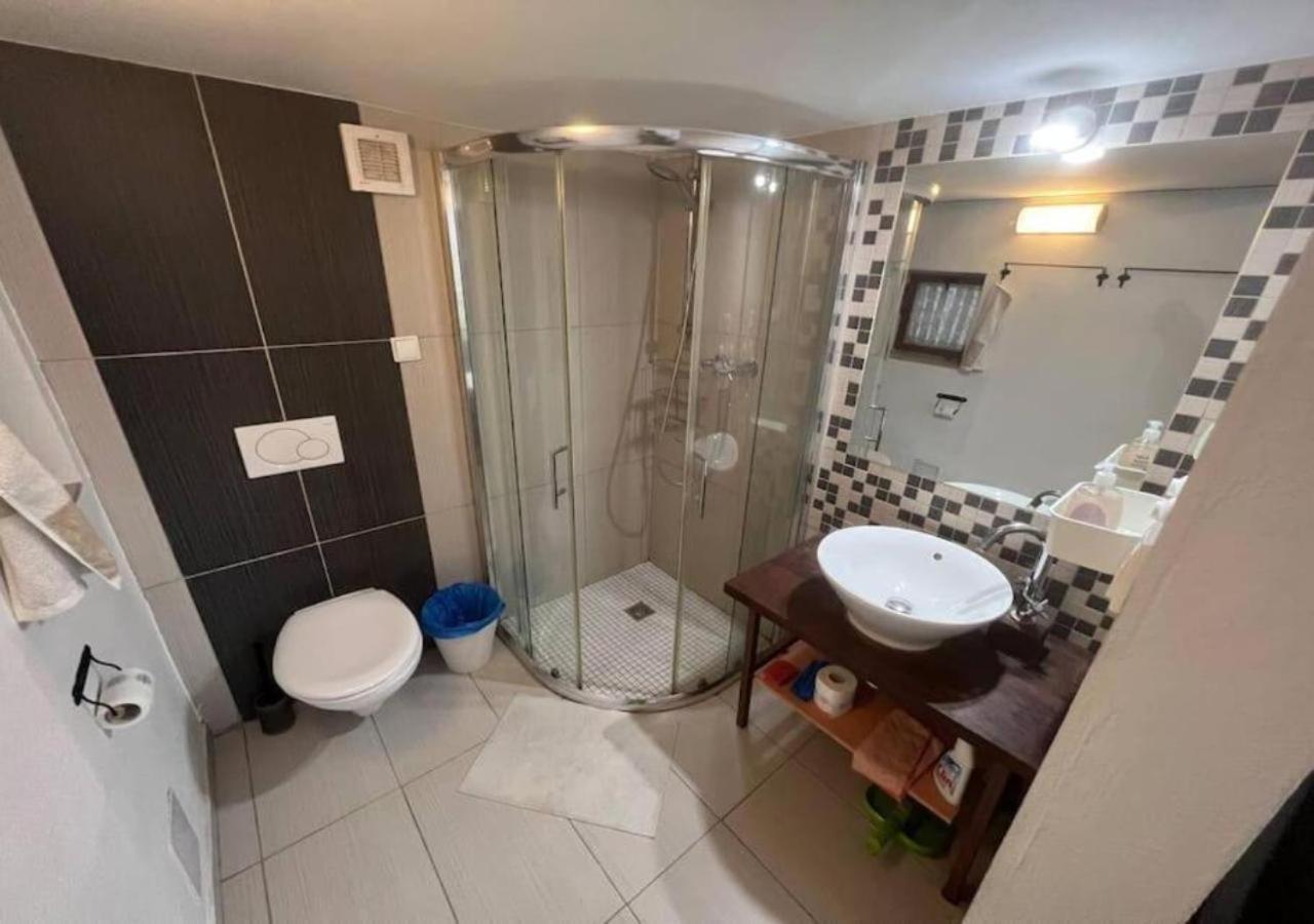 Netradicny Apartman V Centre Bratislava Buitenkant foto