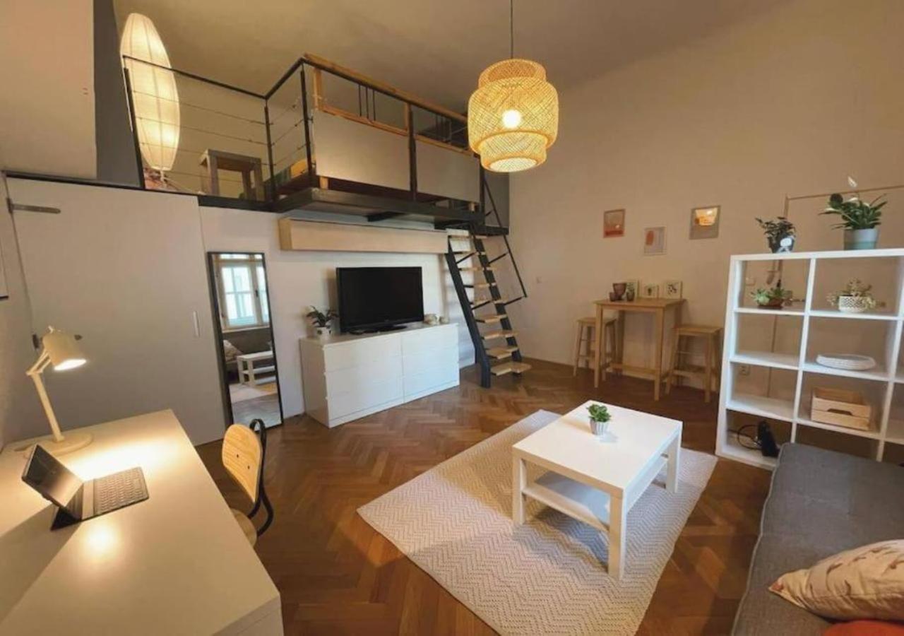 Netradicny Apartman V Centre Bratislava Buitenkant foto