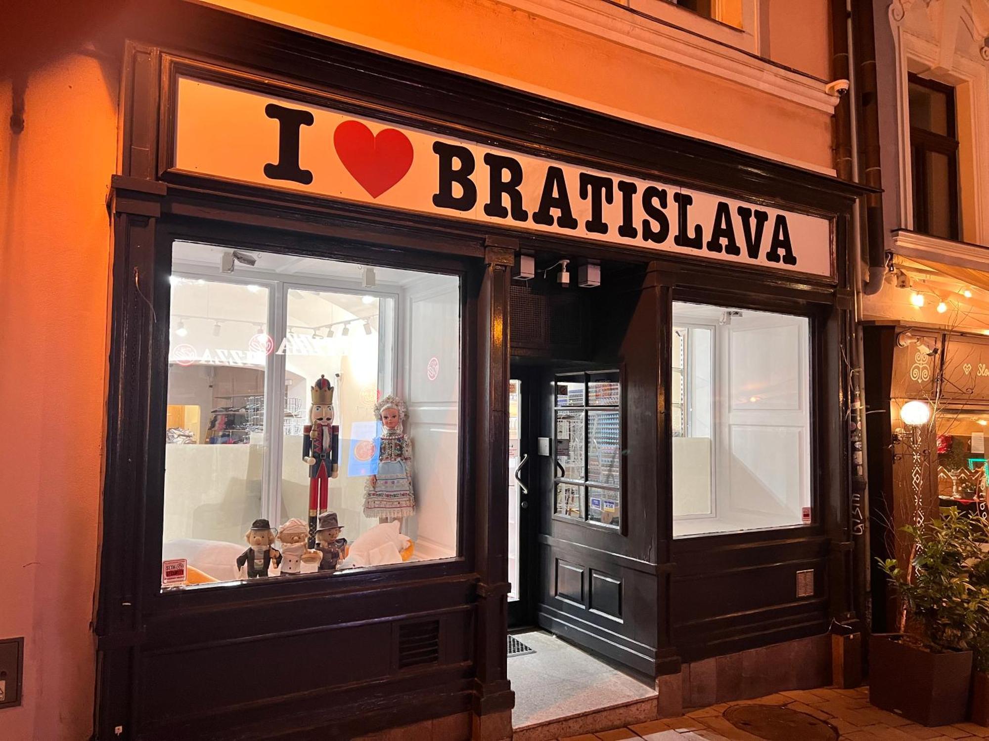 Netradicny Apartman V Centre Bratislava Buitenkant foto