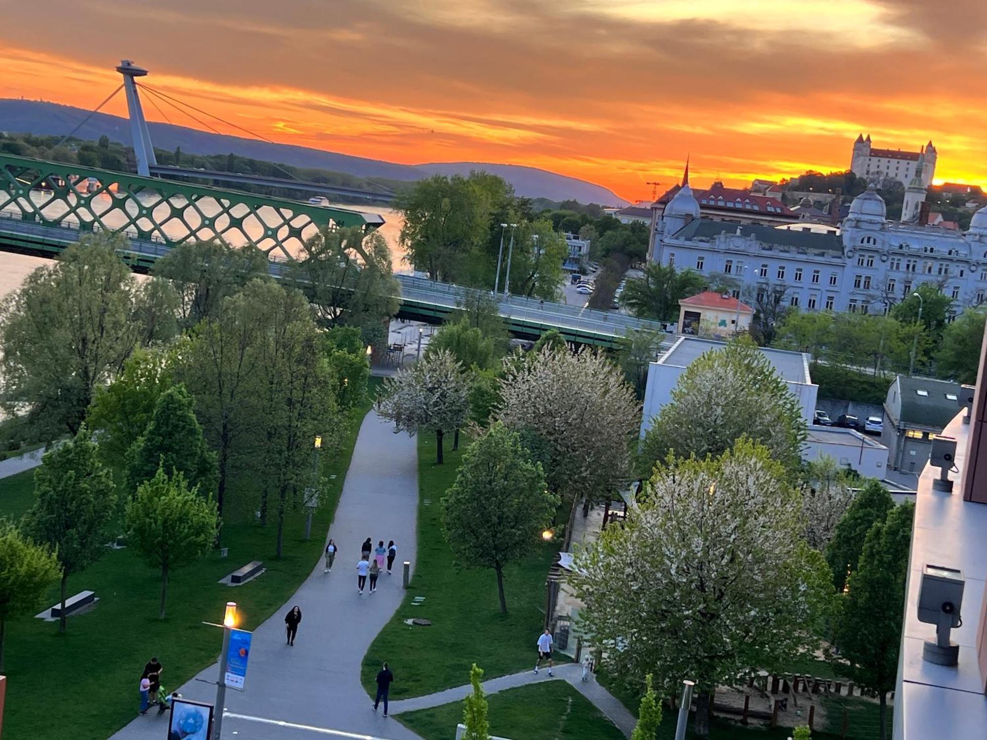 Netradicny Apartman V Centre Bratislava Buitenkant foto